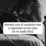 frase-dormir-con-el-corazon-roto-no-es-nada-facil