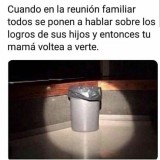 meme-cuando-en-la-reunion-familiar-todos-se-ponen-a-hablar-sobre-los-logros-de-sus-hijos-y-entonces-tu-mama-voltea-a-verte