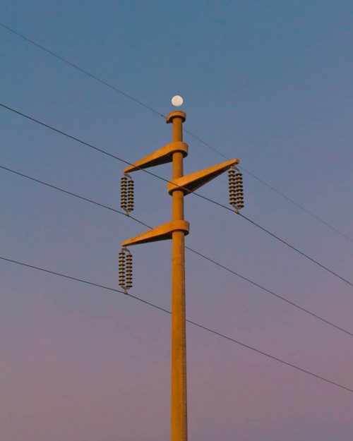 el-paisaje-del-poste-y-la-luna.jpg